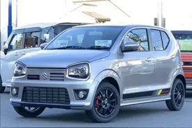 新一代铃木北斗星正式到港！熏黑套件+运动卡钳，比大众POLO帅图片