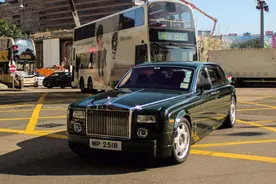 21年前2040万劳斯莱斯幻影，车主低价甩卖无人要，网友：傻子才买图片