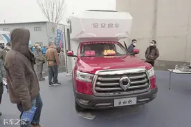 能做饭还有大床，这几辆车拉着一个“家”在路上跑图片