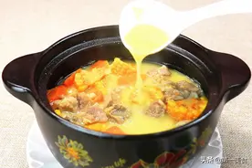 炖排骨汤，很多人容易犯这3个错误！难怪汤不鲜肉不嫩、长知识了图片