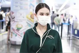 何超莲不愧是“富家女”，穿运动装走机场高级洋气，气质太养眼了图片