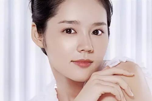 女生为啥擦个身体乳