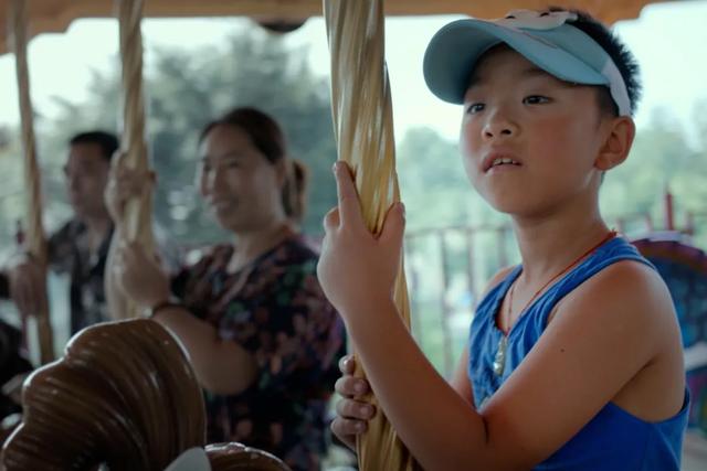 这些被互联网遗忘的家庭,他跟拍了12年:一度哭到拍不下去