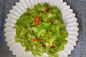 公婆来家住几天，第一顿饭我做了5道菜，老公：给200元就做这菜？图片