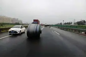 大件货物掉落 影响道路通行 交警及时处置 消除安全隐患图片