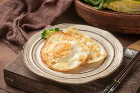 油煎荷包蛋，用凉油还是热油？教你4个窍门，酥脆完整不粘锅图片