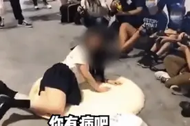 女生漫展摆不雅姿势引发争议，当事人：已报警！网友：偷拍者为何无人问责？图片