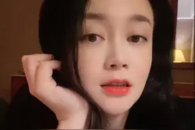 《乡爱》关婷娜晒近况，腕上不起眼红绳要2万7，网友直呼奢侈图片