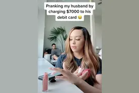 美国女子假装买了个豪华包包，看老公有什么反应，网友：他真方了图片