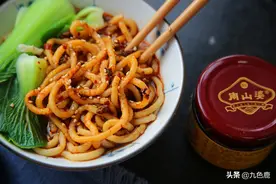 十分钟酸辣拌面，多加这道牛肉酱，浓香美味图片