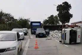 “巨无霸”失控，数吨巨石砸烂三车！紫衣女子出手了！图片