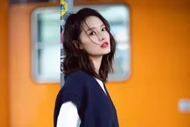 火了一种衣服，叫“奶奶背心”，温暖舒适又时髦，春天穿好合适图片