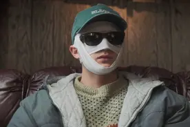 男孩太帅，刚出生就帅死3名医生，只能裹着纱布生活《凝视猎物》图片