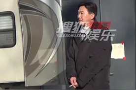 “达康书记”吴刚工作吸烟，遇粉丝求合影，却遭助理拒绝图片