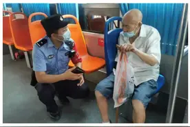 暖心！宜春民警脱下毛衣为晕倒市民取暖图片