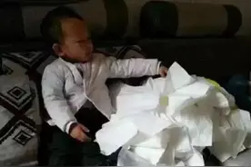 “忍住，亲生的”！熊孩子捣乱组图火了，宝妈们有苦说不出图片