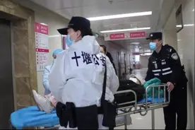 孕妇羊水破裂伴有出血 民警7分钟安全送医图片