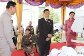 泰国十世王捐款24亿助力抗疫：疫情爆发并不是哪一个人的过错....图片
