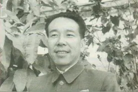 黄永胜晚年判刑入狱，与他离婚的妻子却安然无恙，并且官越当越大图片