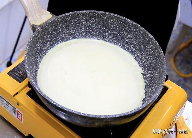 一盆面粉，两个鸡蛋，搅一搅，快速做出鸡蛋煎饼，柔软鲜香
