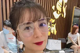 还记得《还珠格格》里的塞娅公主吗？这真是42岁的身材吗？图片