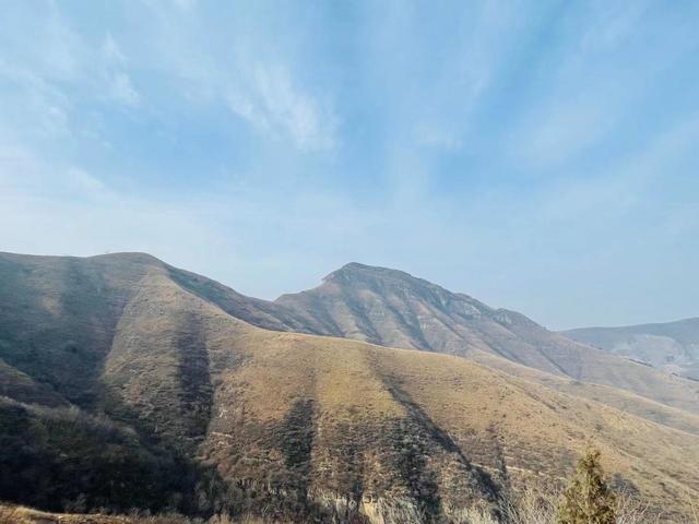郑州驴友徒步经典户外线路，万丈梯刀背山穿越小长城黄金大草原