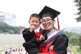 毕业季 | 西南政法大学毕业典礼上的“亲子装”超有爱图片