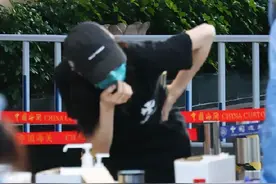 迪丽热巴三亚做核酸被偶遇，吓到蹲在地上，被曝将拿着花瓶走红毯图片