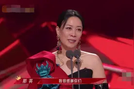 那英扮甜美营业，跳舞慢半拍险从威亚滑落，却显出54岁女性的倔强图片