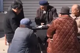 美好！河南7岁男孩踩平衡车喊百岁老祖回家吃饭，老人踩单车并行图片