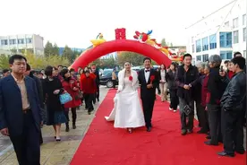 婚礼结束，新人一算完费用就黑脸，新郎：你家就是来占便宜的？图片