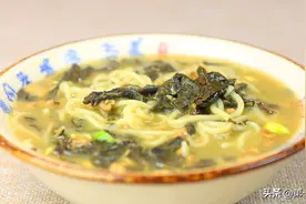 河南人最爱吃的“芝麻叶面条”，芝麻叶不苦有技巧，是家的味道图片