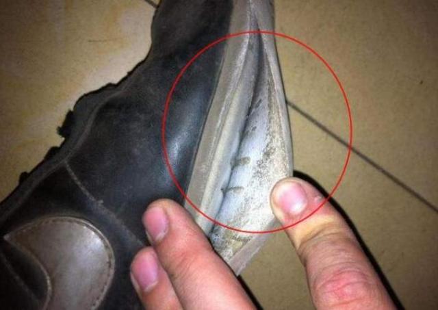 阿迪针织鞋面如何清洗干净,太坑了,买了个阿迪达斯鞋子,洗了个老掉色