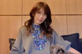 51岁工藤静香被赞美貌回春，撞脸林志玲，LV巧克力配红酒当宵夜图片