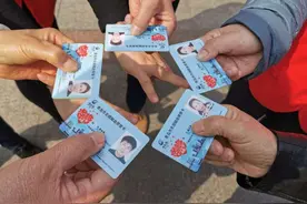 “三免政策”实施首日，岛城936人领“无偿献血荣誉卡”！终身有效，仅限本人使用图片