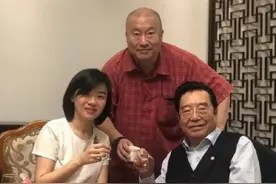 儿子3年后自由！李双江和老友相聚穿衬衣状态好，梦鸽却像老10岁图片