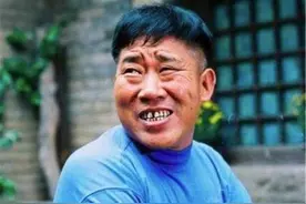 他靠汉奸一角被熟知，长相丑嘴歪成反派专业户，但妻子女儿很貌美图片