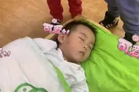 幼儿园“贪睡宝宝”火了，全班同学叫他起床，丝毫不受影响接着睡图片