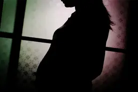 印度女高中生遭侵犯怀孕，躲在家里学生娃，最终成功给自己接生图片