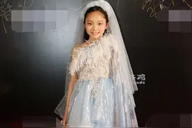 范冰冰堂妹出席典礼，廉价礼裙穿出名媛气质，台风不输杨雪女儿图片
