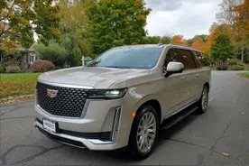 全新凯雷德实车曝光，内饰双联屏，车长5米，比雷克萨斯LX霸气图片