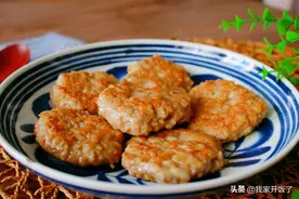 秋天莲藕最鲜，别凉拌了，做成藕饼抢着吃，香脆可口，好吃又滋补图片