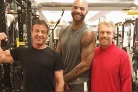 波尔在泳池似水怪 姚明在泳池像进浴缸，NBA巨人体型太夸张图片