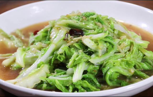 原来炒白菜也有窍门，加一点调汁，简单一做，比吃肉还过瘾
