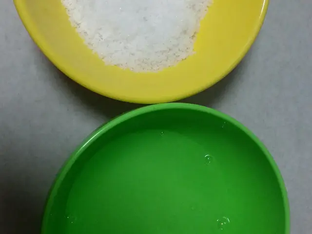 现在腌咸鸭蛋最合适，3步搞定，半个月就能吃，个个金黄起沙流油