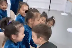 山东一小男孩遇到漂亮女孩子，凑上前细看，妈妈：放心儿子审美了图片