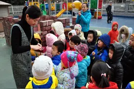 家长的这三种接娃方式，老师反感不说，更是拿孩子的前程开玩笑图片