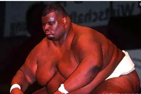 地球最强“大巨人”,高2米1，重800斤，妻子也是绝色美女图片