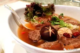 世界上最大一碗肉骨茶，其容量1244公升图片
