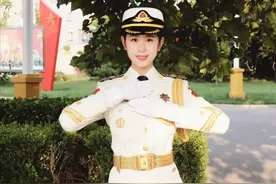 大一毅然入伍！四川女学霸入选三军仪仗队，退伍后又登上央视图片